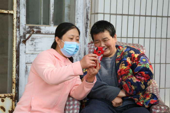 聊城晚報：暖心！援鄂一線憂雙親 同事代我看爹娘