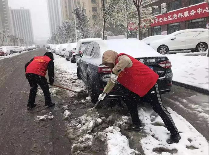 【創(chuàng)城進(jìn)行時(shí)】我院志愿者們到幫包社區(qū)清理道路積雪